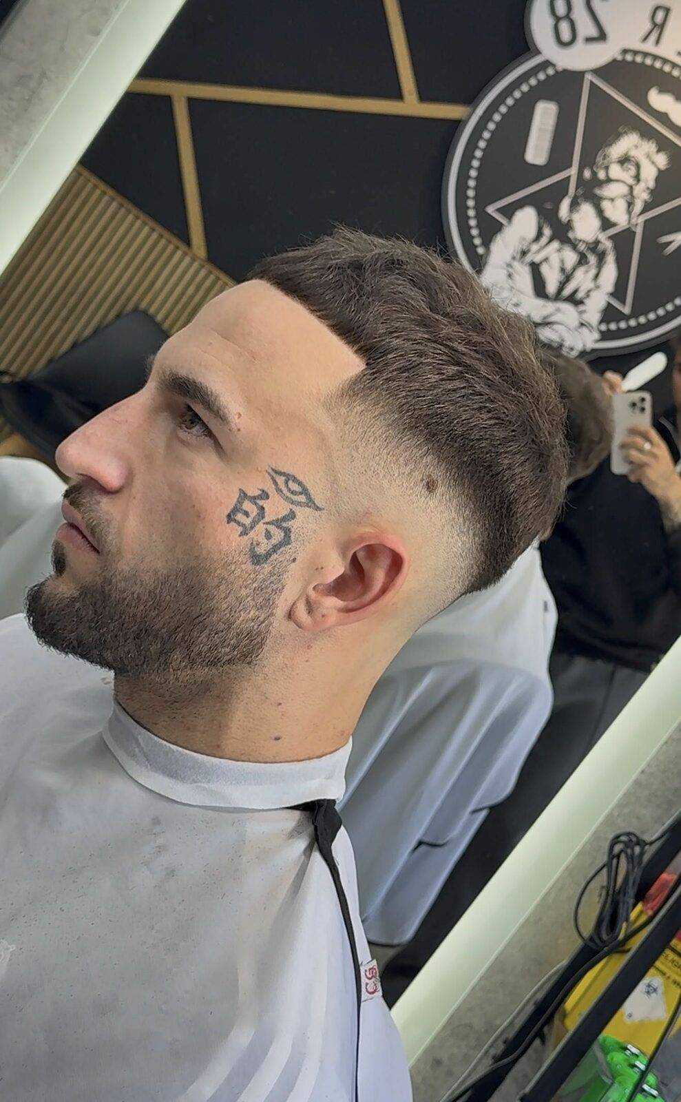 Box fade con raya marcada y ceja perfilada, vista de perfil